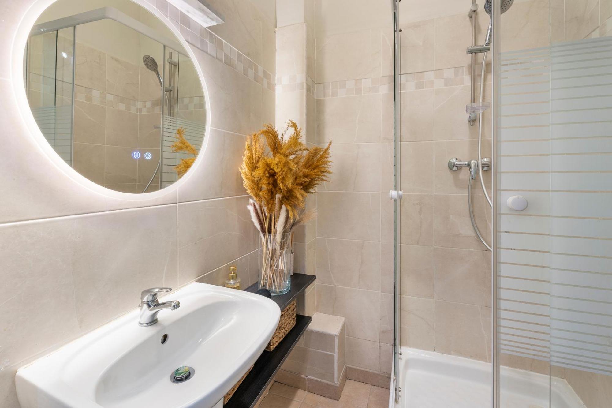 Renting - 72 France - Negresco Coastal Getaway - Comfort & Style